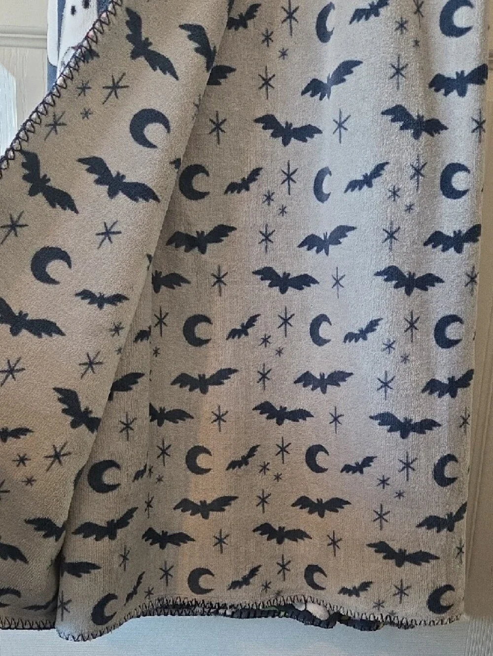 Ghost Print Reversible Fleece Throw Blanket - Navy & Light Gray